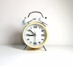 ساعت شماطه دار دو رنگ