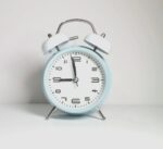 ساعت شماطه دار دو رنگ